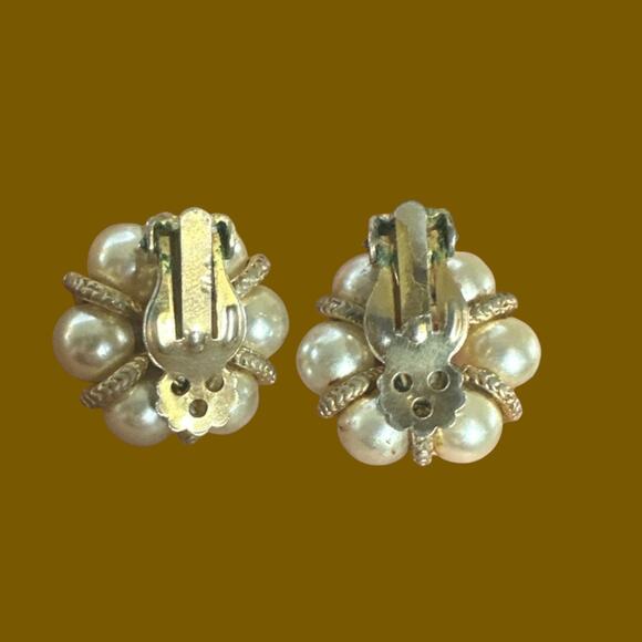 Vintage 1960s Faux Pearl Cluster Clip-On Earrings - Elegant Statement Jewelry - Picture 3 of 7